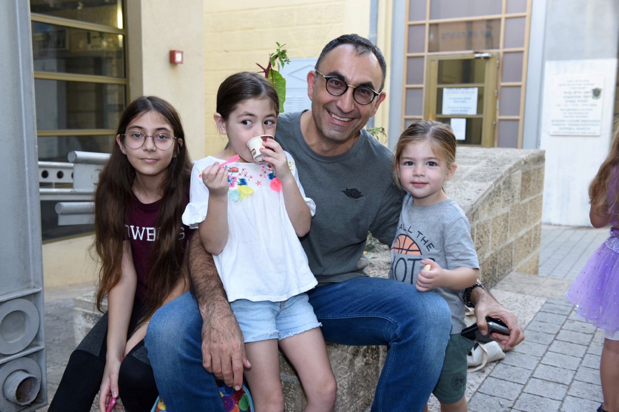 ישראל קטורזה עם הילדים  עדן בת ה13 אדל בת 6 ועידו בן ה 3